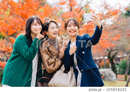 紅葉シーズンに旅行をする女性3人組 105658281