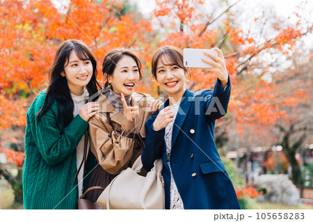 紅葉シーズンに旅行をする女性3人組 紅葉シーズンに旅行をする女性3人組 105658283