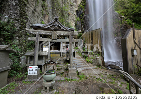 滝行場側から見た清滝（長野県木曽郡王滝村） 105658305