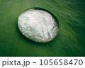 蓮の葉の水滴 105658470
