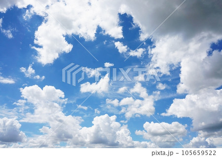 紫外線の強い夏の青空と白い雲 105659522