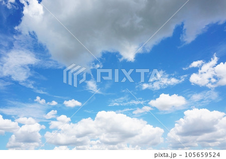 紫外線の強い夏の青空と白い雲 紫外線の強い夏の青空と白い雲 105659524