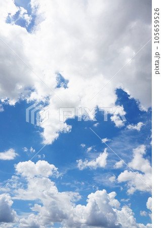 紫外線の強い夏の青空と白い雲 105659526