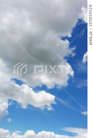 紫外線の強い夏の青空と白い雲 紫外線の強い夏の青空と白い雲 105659529