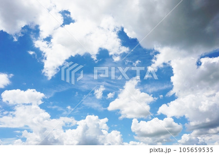 紫外線の強い夏の青空と白い雲 105659535