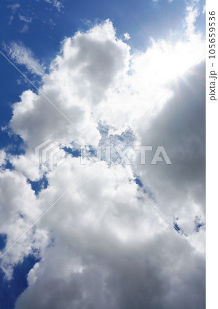 紫外線の強い夏の青空と白い雲 紫外線の強い夏の青空と白い雲 105659536