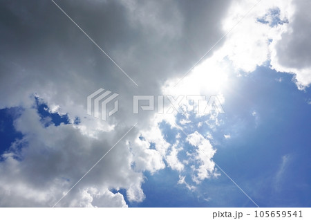 紫外線の強い夏の青空と白い雲 105659541