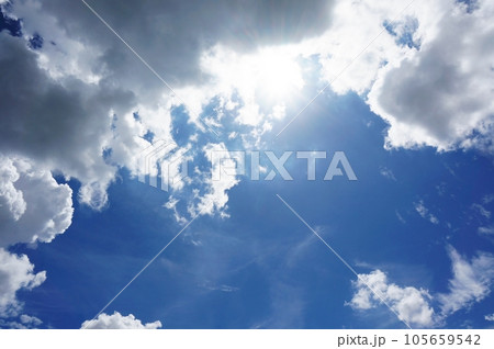 紫外線の強い夏の青空と白い雲 105659542