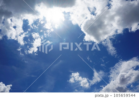 紫外線の強い夏の青空と白い雲 105659544