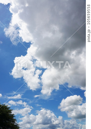 紫外線の強い夏の青空と白い雲 105659558