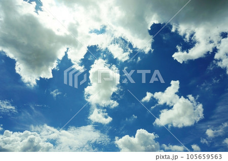 紫外線の強い夏の青空と白い雲 105659563
