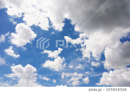 紫外線の強い夏の青空と白い雲 紫外線の強い夏の青空と白い雲 105659566
