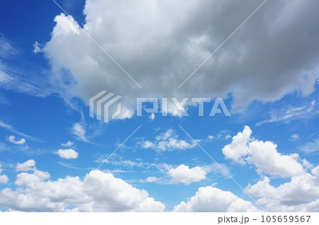 紫外線の強い夏の青空と白い雲 105659567