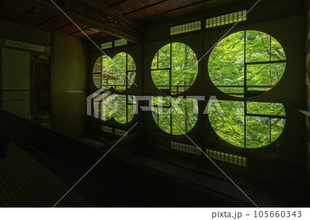 嵐山祐斎亭　丸窓の部屋　美しいリフレクション　新緑の季節 105660343