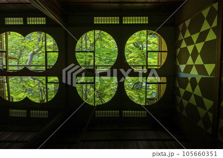嵐山祐斎亭 丸窓の部屋 美しいリフレクション 新緑の季節 嵐山祐斎亭 丸窓の部屋 美しいリフレクション 新緑の季節 105660351