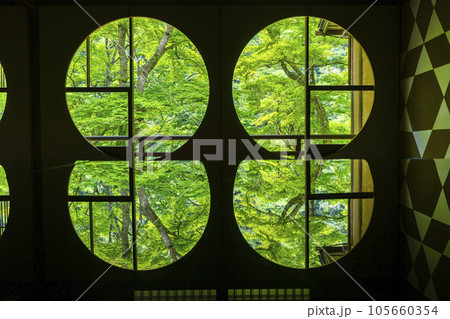 嵐山祐斎亭　丸窓の部屋　美しいリフレクション　新緑の季節 105660354