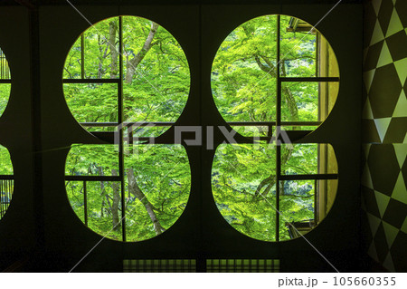嵐山祐斎亭 丸窓の部屋 美しいリフレクション 新緑の季節 嵐山祐斎亭 丸窓の部屋 美しいリフレクション 新緑の季節 105660355