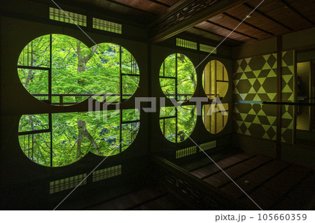 嵐山祐斎亭　丸窓の部屋　美しいリフレクション　新緑の季節 105660359