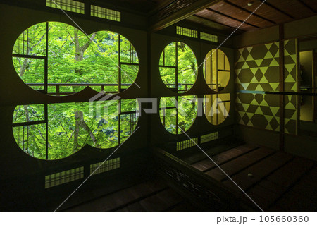 嵐山祐斎亭　丸窓の部屋　美しいリフレクション　新緑の季節 105660360