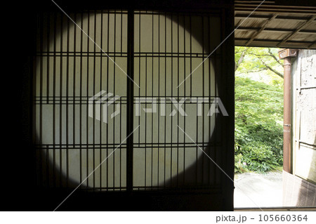 嵐山祐斎亭　丸窓の障子　新緑の季節 105660364
