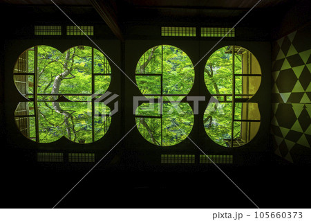 嵐山祐斎亭 丸窓の部屋 美しいリフレクション 新緑の季節 嵐山祐斎亭 丸窓の部屋 美しいリフレクション 新緑の季節 105660373