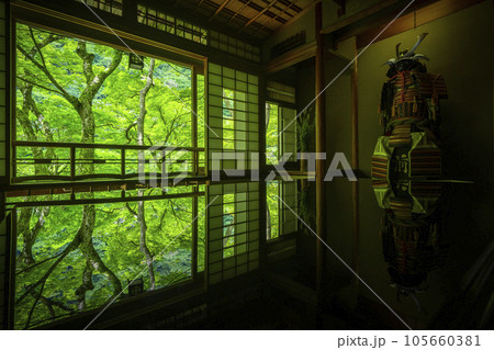 嵐山祐斎亭 茶室 美しいリフレクション 新緑の季節 嵐山祐斎亭 茶室 美しいリフレクション 新緑の季節 105660381