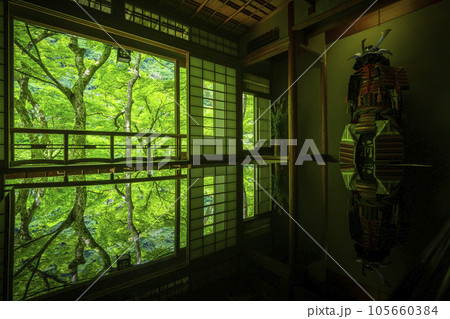 嵐山祐斎亭 茶室 美しいリフレクション 新緑の季節 嵐山祐斎亭 茶室 美しいリフレクション 新緑の季節 105660384