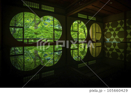 嵐山祐斎亭　丸窓の部屋　美しいリフレクション　新緑の季節 105660429