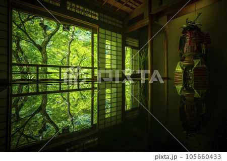 嵐山祐斎亭 茶室 美しいリフレクション 新緑の季節 嵐山祐斎亭 茶室 美しいリフレクション 新緑の季節 105660433