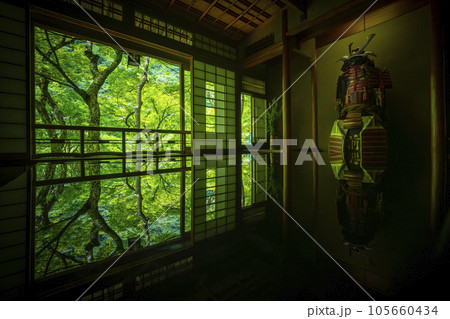 嵐山祐斎亭 茶室 美しいリフレクション 新緑の季節 嵐山祐斎亭 茶室 美しいリフレクション 新緑の季節 105660434