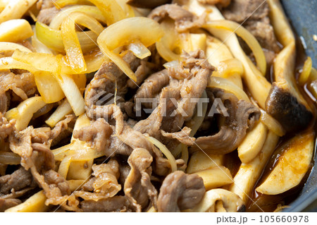 牛肉と玉ねぎとエリンギの炒め物、調理シーンのアップ。 105660978