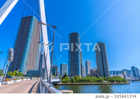 日本の東京都市景観 中央大橋から大川端リバーシティ21などを望む。画面右は勝どき方面 日本の東京都市景観 中央大橋から大川端リバーシティ21などを望む。画面右は勝どき方面 105661334