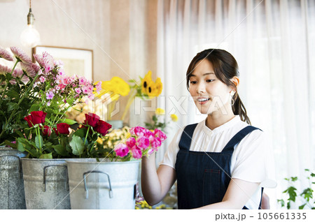 花屋 店員 若い女性 イメージ 花屋 店員 若い女性 イメージ 105661335