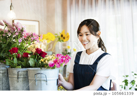 花屋 店員 若い女性 イメージ 花屋 店員 若い女性 イメージ 105661339