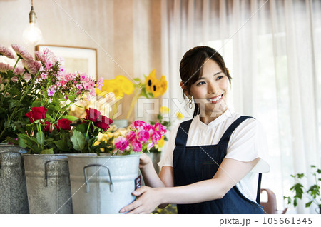 花屋 店員 若い女性 イメージ 花屋 店員 若い女性 イメージ 105661345