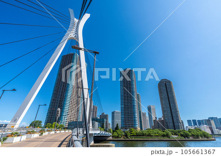 日本の東京都市景観　中央大橋から大川端リバーシティ21などを望む。画面右は勝どき方面 105661367
