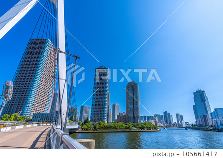日本の東京都市景観 中央大橋から大川端リバーシティ21などを望む。画面右は勝どき方面や聖路加… 日本の東京都市景観 中央大橋から大川端リバーシティ21などを望む。画面右は勝どき方面や聖路加… 105661417