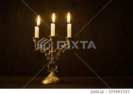 ロウソクの炎イメージ　燭台 105661583