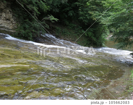 千葉県大多喜町の養老渓谷にある粟又の滝（滝口付近から滝壺方向を撮影） 105662083