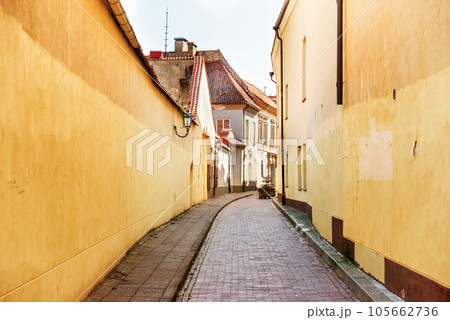 Narrow european street in vilnius 105662736