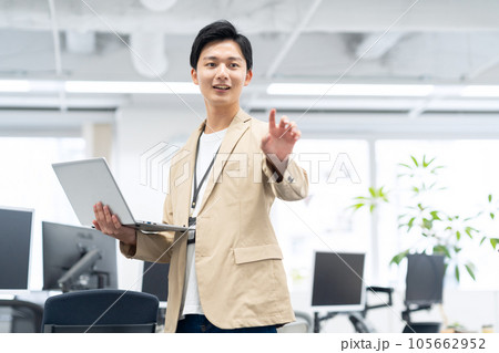 パソコンを操作してオフィスで働く若いエンジニア パソコンを操作してオフィスで働く若いエンジニア 105662952