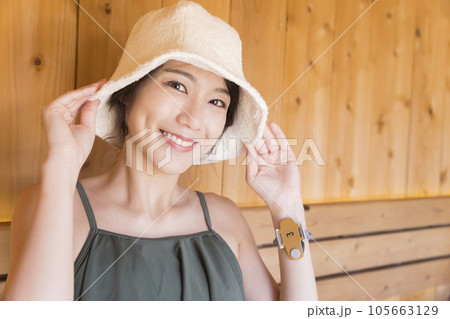 サウナハットをかぶってサウナに入るサウナ女子 105663129
