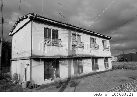 老朽化した共同住宅 105663222