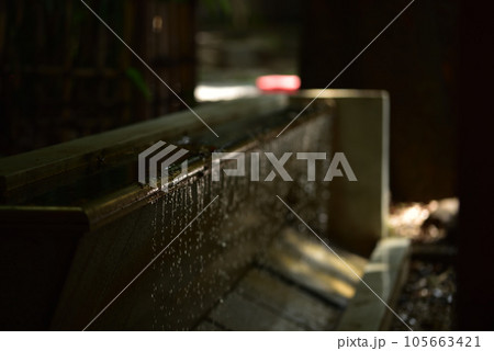 流れ落ちる水 105663421