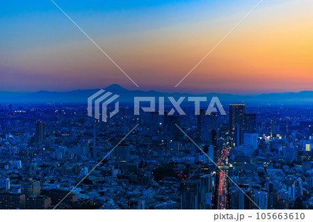 東京　港区　夕方の六本木ヒルズ展望台　スカイデッキからの眺め 105663610