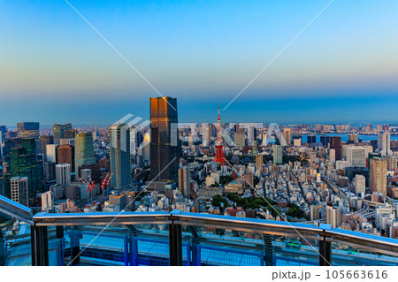 東京　港区　夕方の六本木ヒルズ展望台　スカイデッキからの眺め 105663616