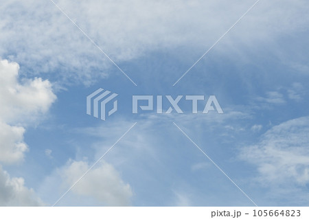 夏、青い空と白い雲 105664823