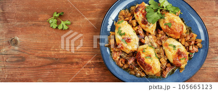 Grilled stuffed squid in salsa sauce 105665123