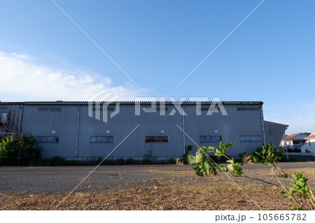 廃墟になった倉庫 105665782