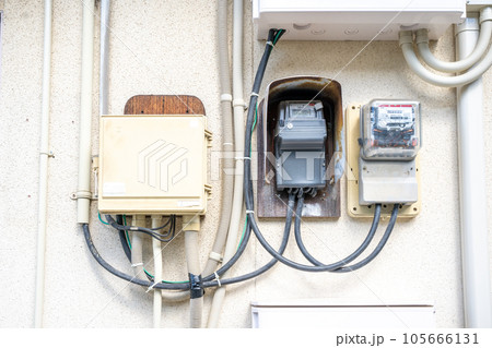 白い壁についている電気メーターと配線 105666131